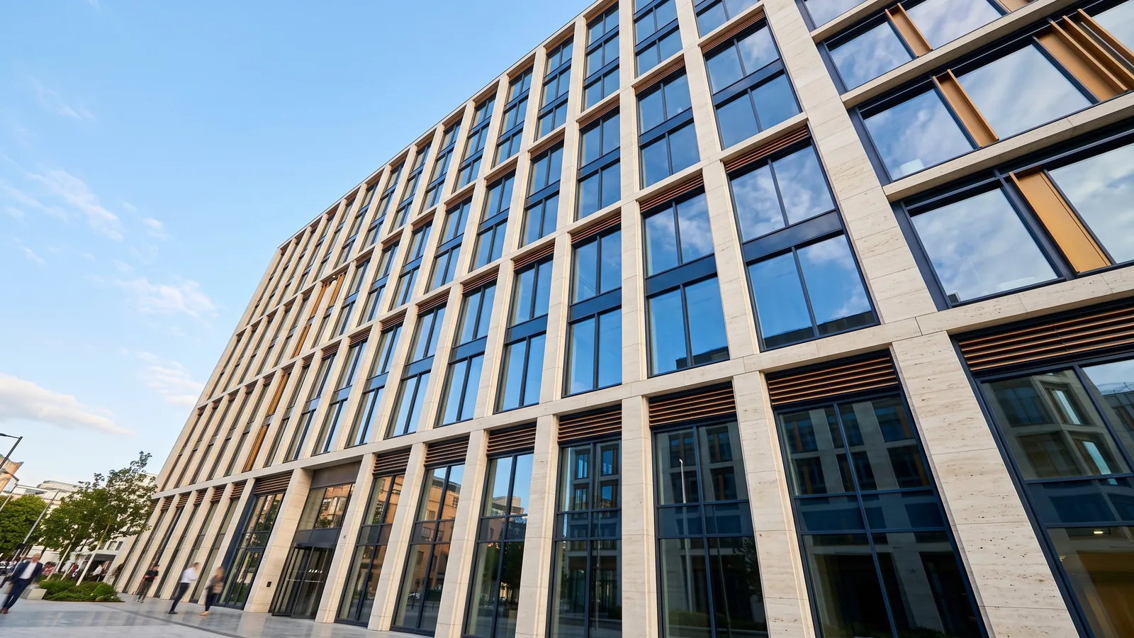 Bürogebäude aus der Untersicht vor blauem Himmel