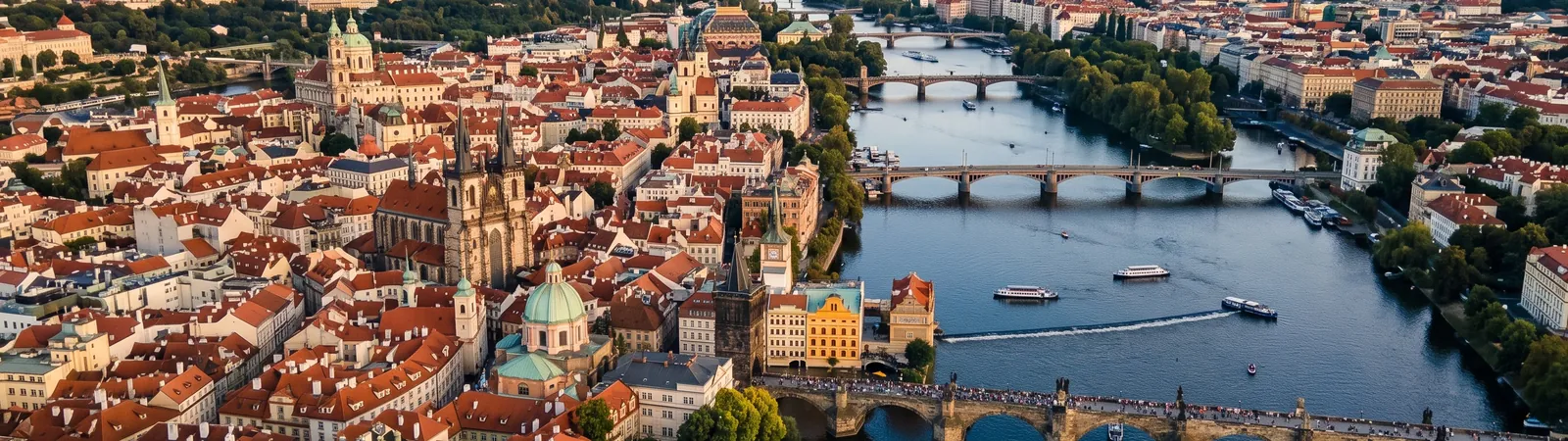 Stadt am Fluss aus der Luft im Abendlicht