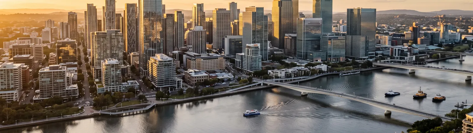 Skyline eines Bankenviertels hinter einem Fluss